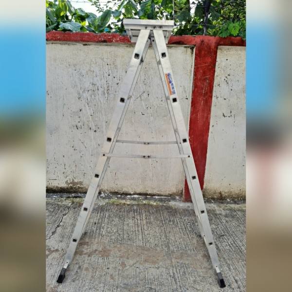 ATypeLadder4ft.jpg Aluminium 4ft ladder with stand on ground.